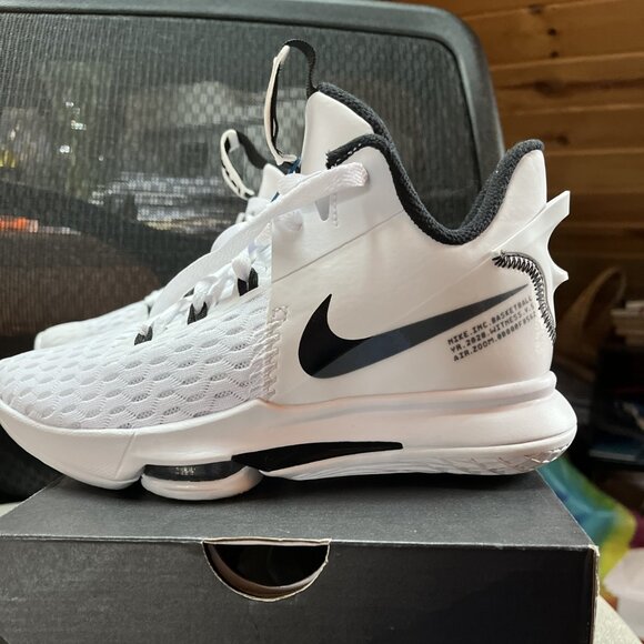 NEW - NIKE LEBRON WITNESS V Size 5.5 US